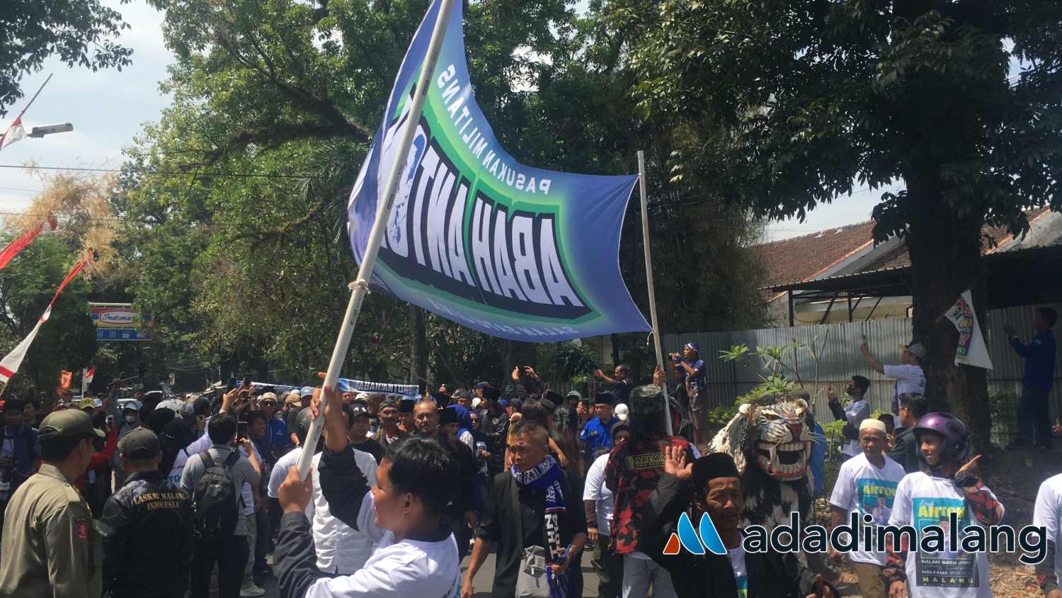 Ribuan pendukung dan kader empat partai politik mengantarkan Abah Anton-Dimyati mendaftar ke KPU Kota Malang (Foto : Agus Yuwono)