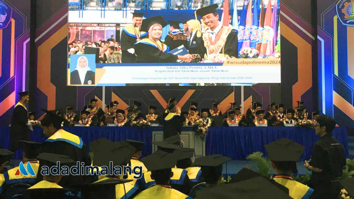 Para wisudawan Politeknik Negeri Malang (POLINEMA) masih menerima Ijazah fisik dari kampus meski tPOLINEMA telah menerapkan E-Ijazah (Foto : Agus Yuwono)