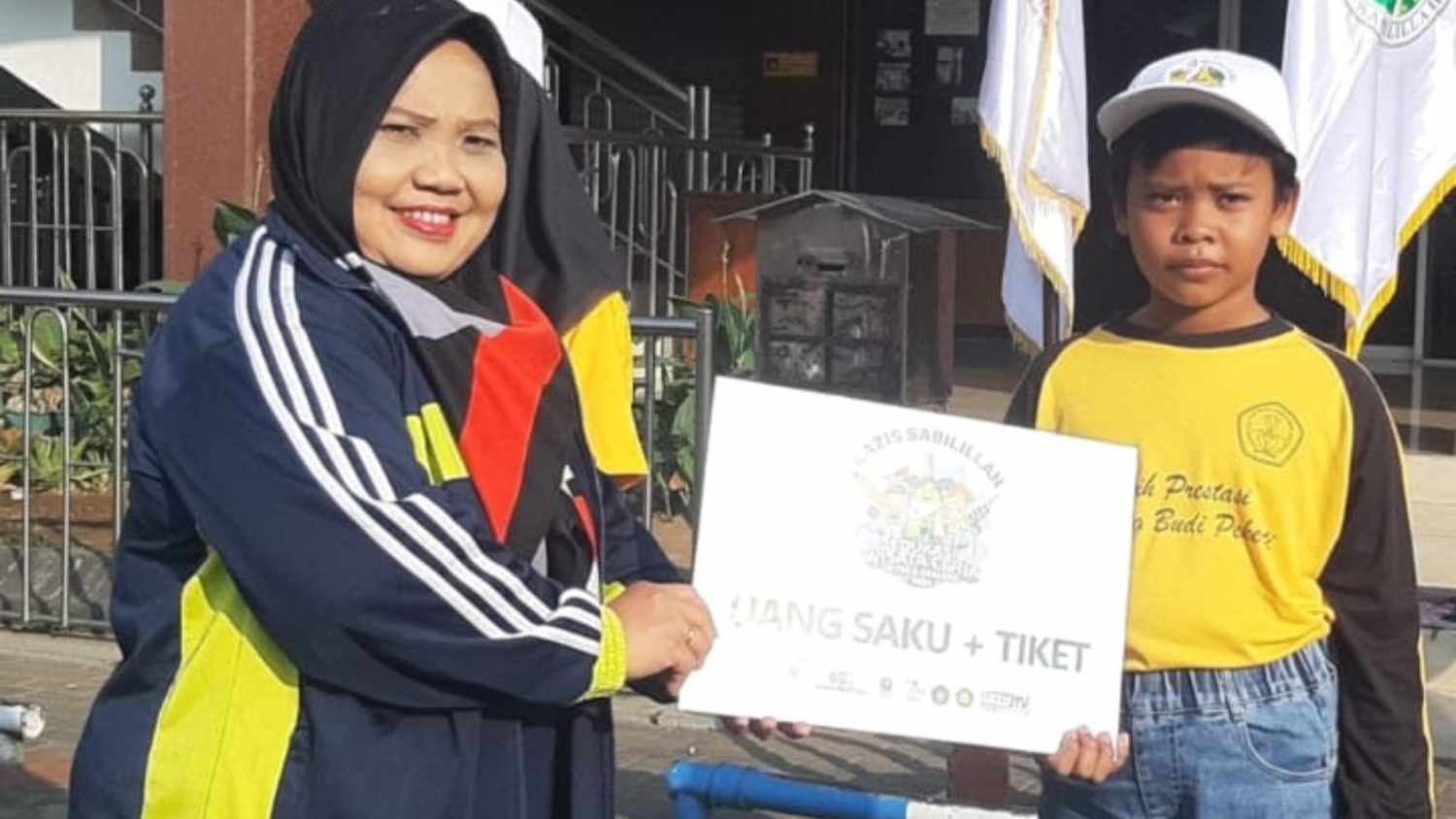 Ketua Penelitian dan Pengabdian Masyarakat (LPPM) STIE Malangkuçeçwara, Dr. Dra. Siti Munfaqiroh, MSi menyerahkan secara simbolis bantuan uang saku dan tiket masuk ke dalam wahana wisata di kota Batu (Foto : Istimewa)