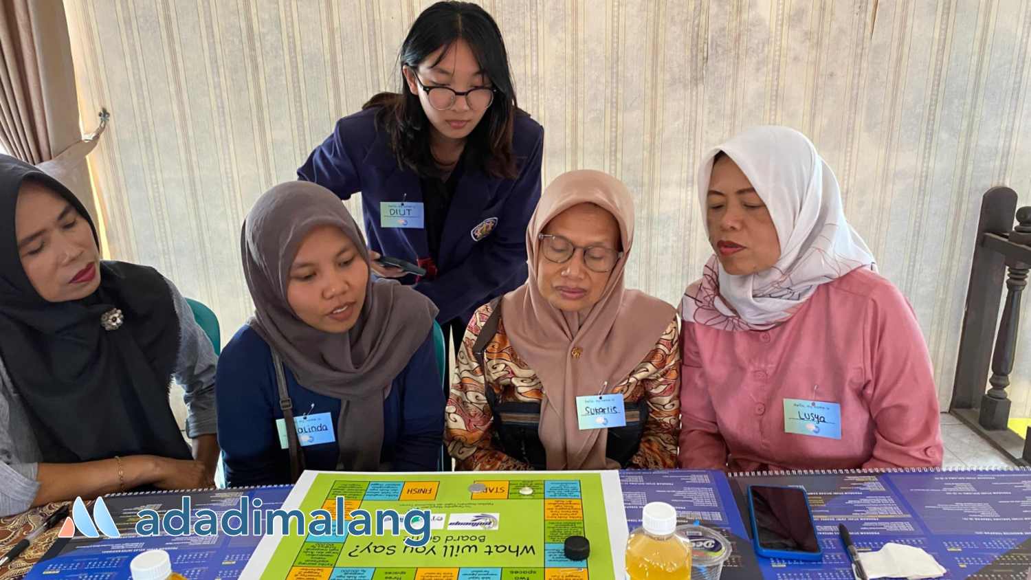 Ibu PKK Desa Tulusbesar, Tumpang, Kabupaten Malang mengikuti pelatihan Hospitality English dan Educational Tourism dari Dosen POLINEMA (Foto : Istimewa)