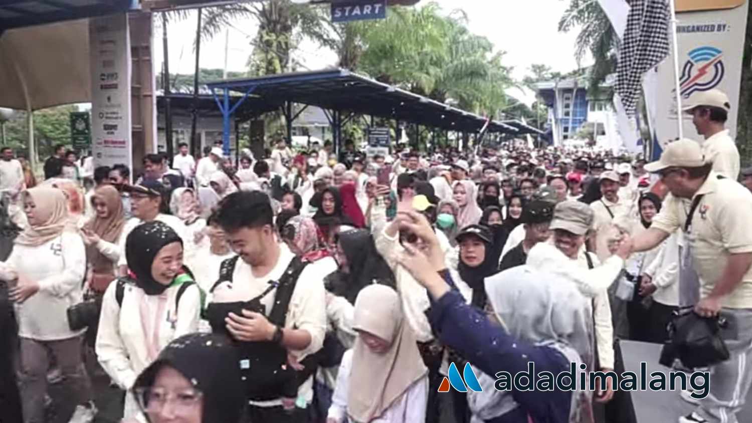 Ribuan orang baik civitas akademika POLINEMA dan masyarakat sekitar kampus POLINEMA mengikuti kegiatan Jalan Sehat Dies Natalis ke-42 POLINEMA (Foto : Agus Yuwono)