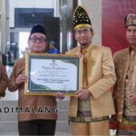 Ketua Badan Amil Zakat Nasional (Baznas) Provinsi Jawa Jawa Timur, Profesor Ali Maschan Moesa menyerahkan penghargaan kepada Rektor UB, Prof. Widodo, S.Si., M.Si., Ph.D.Med.Sc. untuk BAZIS UB sebagai Unit Pengumpul Zakat (UPZ) Kategori UPZ Terbanyak dan Terbaik (Foto : Ist)