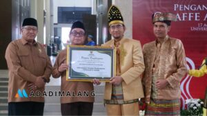 Ketua Badan Amil Zakat Nasional (Baznas) Provinsi Jawa Jawa Timur, Profesor Ali Maschan Moesa menyerahkan penghargaan kepada Rektor UB, Prof. Widodo, S.Si., M.Si., Ph.D.Med.Sc. untuk BAZIS UB sebagai Unit Pengumpul Zakat (UPZ) Kategori UPZ Terbanyak dan Terbaik (Foto : Ist)