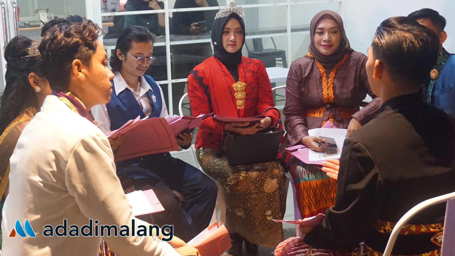 Miss Whida mengenakan kebaya berwarna merah saat melakukan rapat dewan juri Pemilihan Duta Budaya Jawa Timur 2024 malam tadi (Foto : Agus Yuwono)