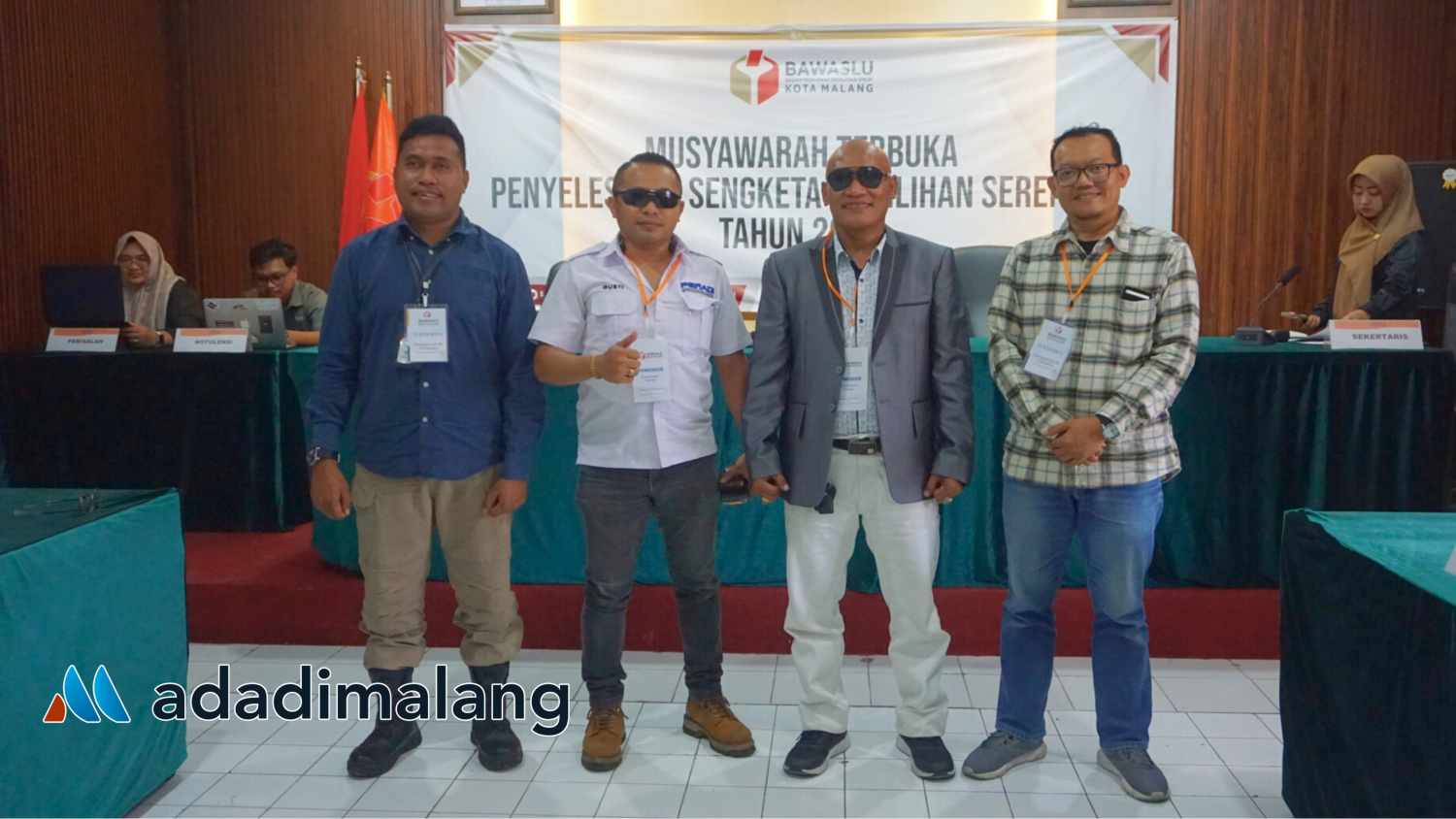 Pihak Pemohon dan Termohon usai pembacaan Putusan Gugur di kantor Bawaslu Kota Malang siang hari tadi (Foto : Agus Yuwono)