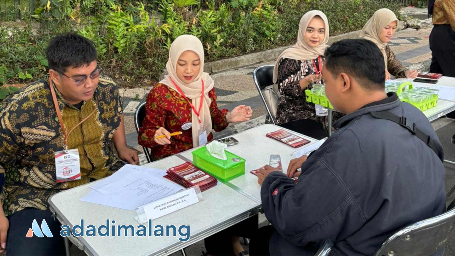 Masyarakat yang mengunjungi area car Free Day (CFD) Kota Malang melakukan konsultasi hukum di Pos Pengaduan Bantuan Hukum yang dibuka oleh LBH Rumah Keadilan Malang (Foto : Istimewa)