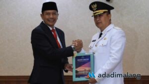 Mantan Pj Wali Kota Malang Wahyu Hidayat saat menyerahkan Memori Jabatan kepada Pj Wali Kota Malang yang baru Iwan Kurniawan, ST., MM.