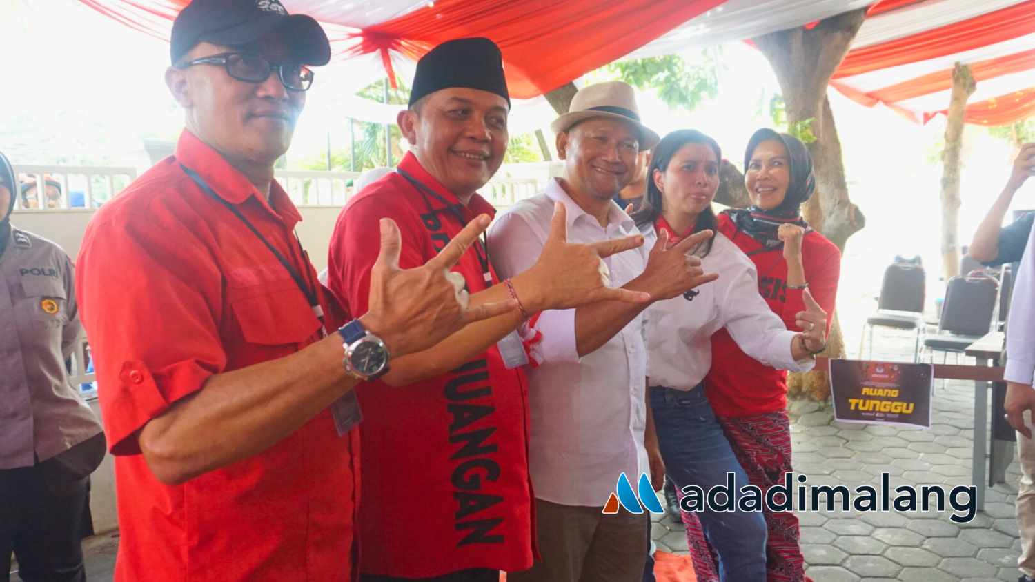 Ketua DPC PDIP Kota Malang dan jajarannya turut mendampingi Pasangan Sam HC-Ganis Rumpoko untuk mendaftarkan diri ke KPU Kota Malang sore hari tadi (Foto : Agus Yuwono)