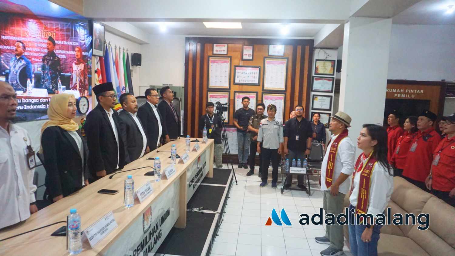 Pasangan Sam HC-Ganis Rumpoko saat mendaftarkan diri ke KPU Kota Malang sore hari tadi (Foto : Agus Yuwono)