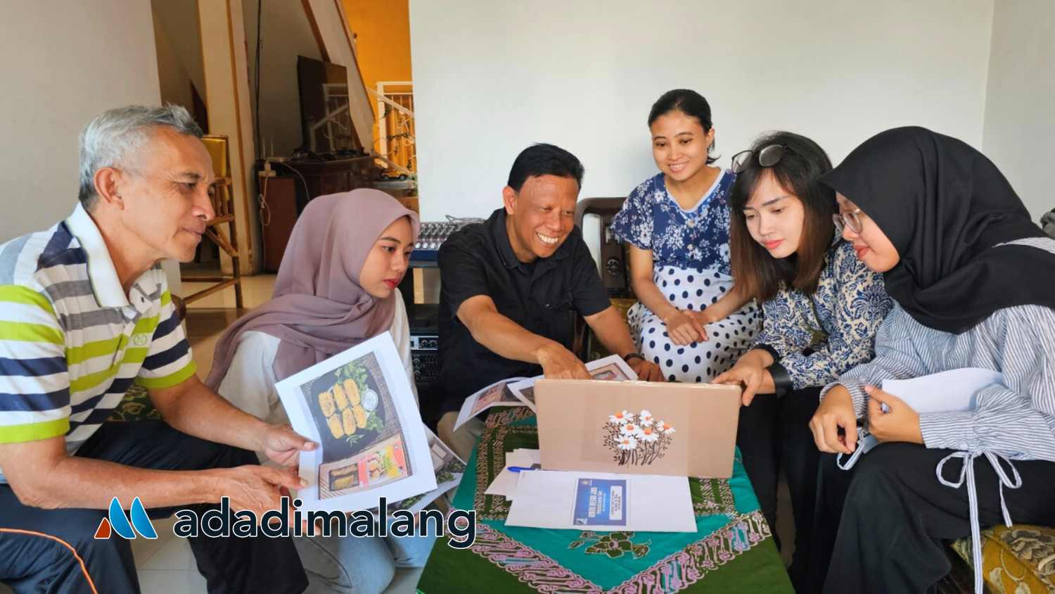 Ketua PKM POLINEMA di Desa Tulusbesar Tumpang, Dr. Drs. Ludfi Djajanto, MBA. (berbaju biru) saat melakukan pelatihan pemasaran melalui media sosial pada UMKM Tahu di Desa Tulusbesar Tumpang, Kabupaten Malang (Foto : Istimewa)