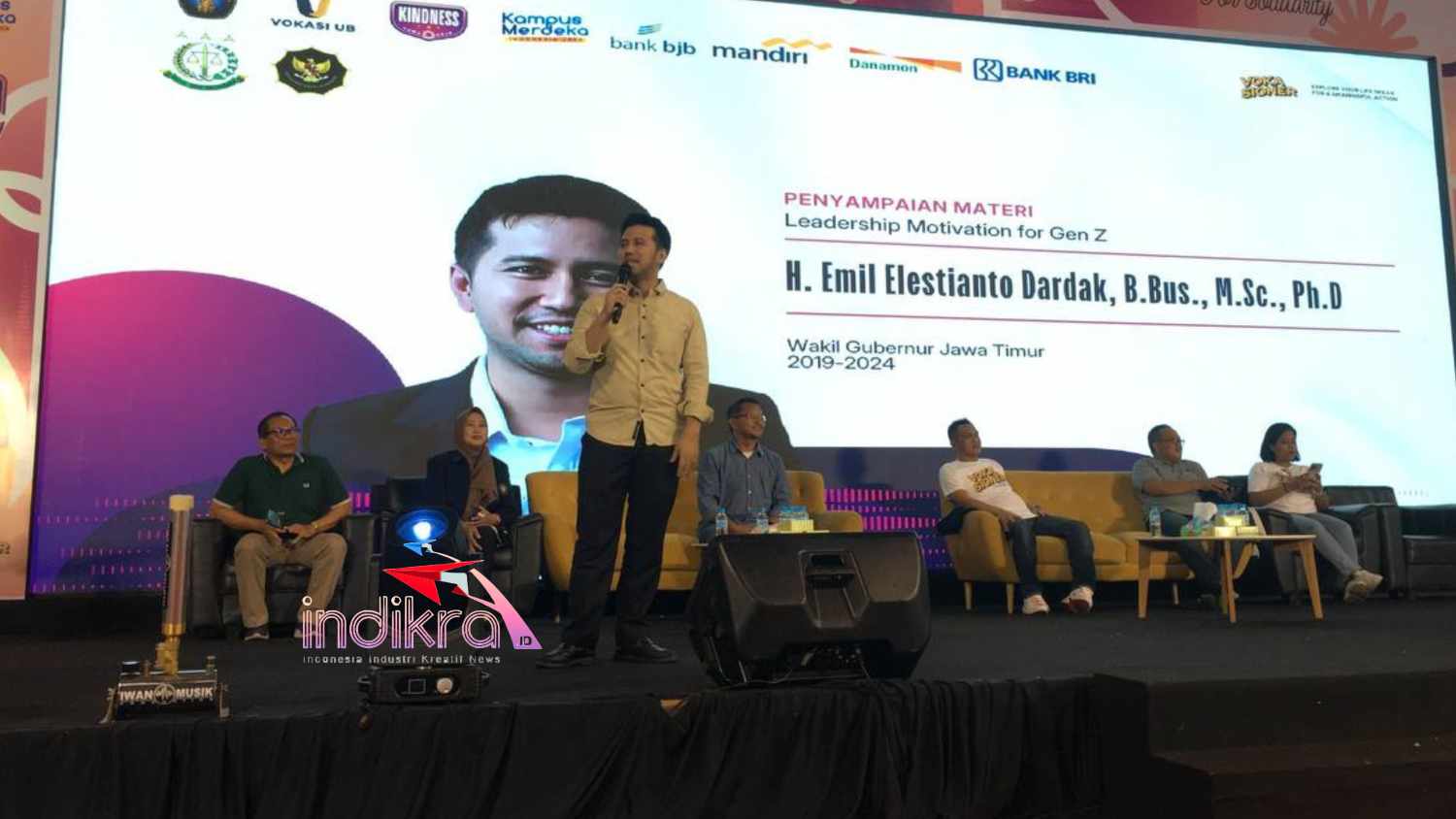 Wakil Gubernur Jawa Timur yakni H. Emil Elestianto Dardak, B.Bus., M.Sc., Ph.D saat hadir dan memberikan motivasi kepada para mahasiswa baru Fakultas Vokasi Universitas Brawijaya yang mengikuti kegiatan Yuwaraja XVI (Foto : Agus Yuwono)