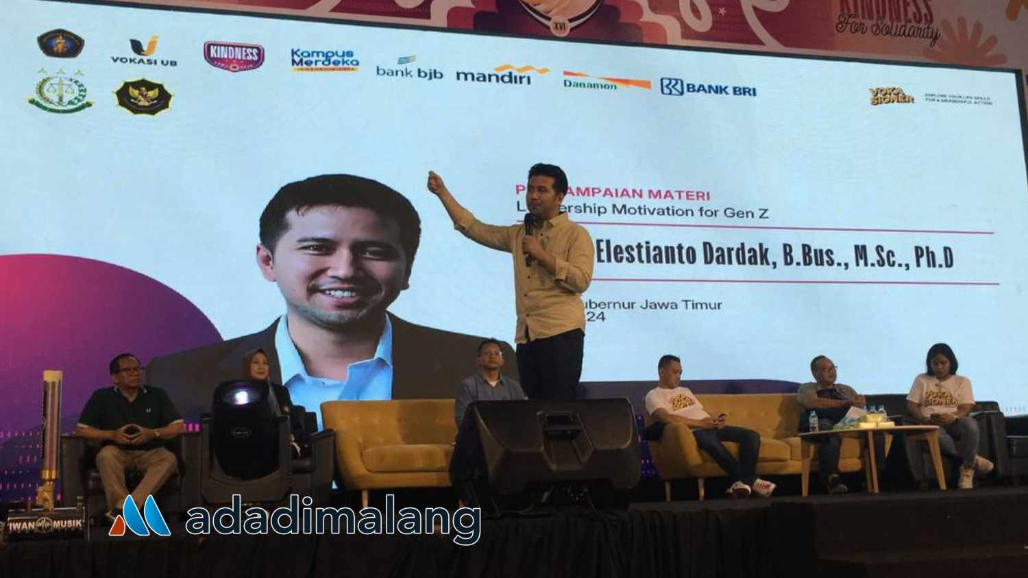 Wakil Gubernur Jawa Timur yakni H. Emil Elestianto Dardak, B.Bus., M.Sc., Ph.D saat hadir dan memberikan motivasi kepada para mahasiswa baru Fakultas Vokasi Universitas Brawijaya yang mengikuti kegiatan Yuwaraja XVI (Foto : Agus Yuwono)