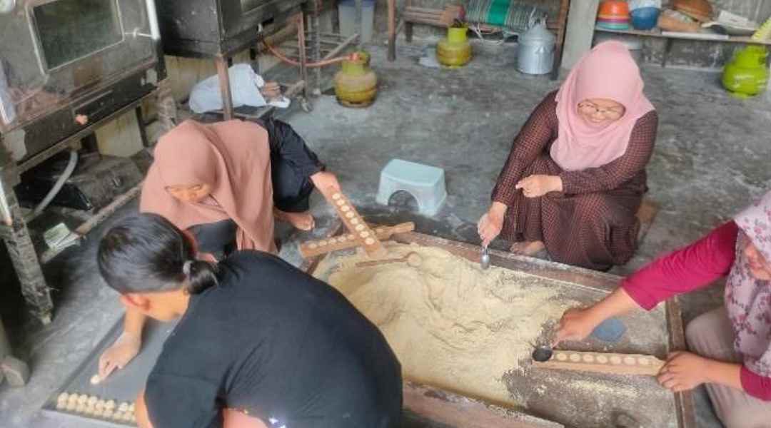 Suasana produksi Koyah di UMKM Wijayakusuma Kota Blitar (Foto : istimewa)  