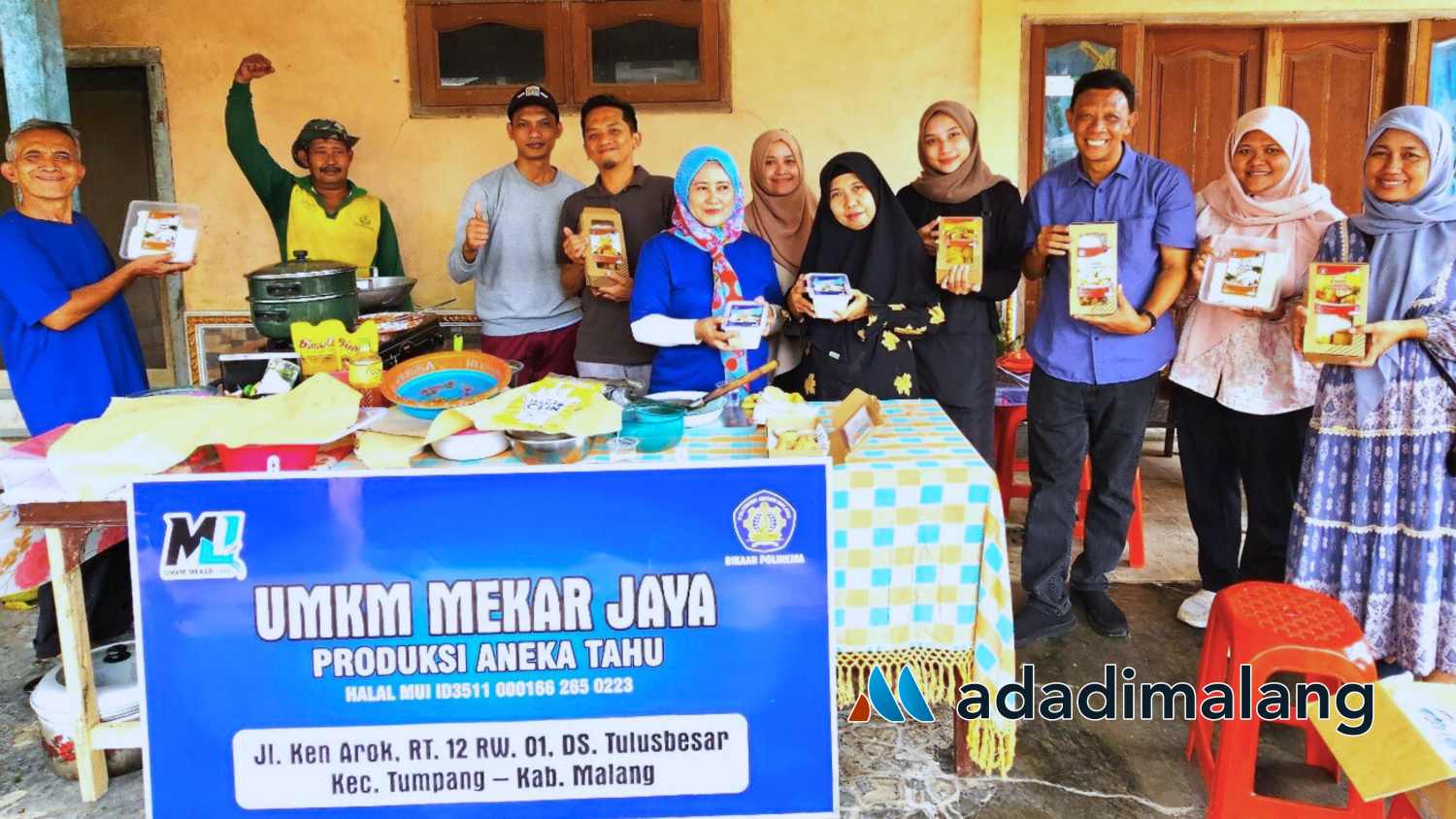 Tim PKM Politeknik Negeri Malang beserta perwakilan UMKM produksi tahu desa Tulusbesar dengan hasil olahan tahu beserta pengemasannya hasil pelatihan (Foto : istimewa) 