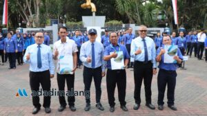 Direksi Tugu Tirta memberikan sertifikat kepada pegawai purna tugas saat apel pagi hari tadi, Selasa (27/08/2024).