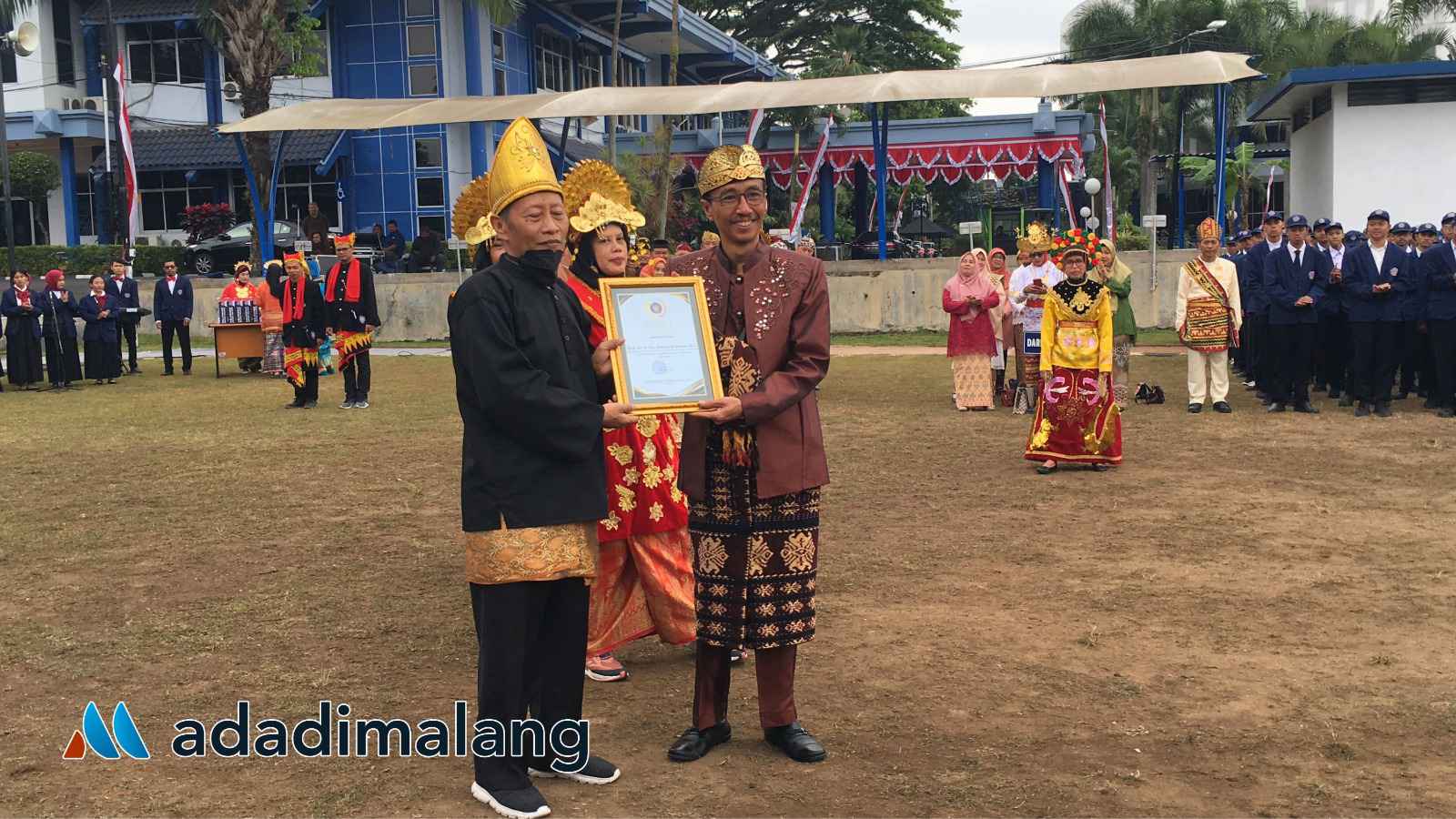 Direktur Politeknik Negeri Malang Ir. Supriatna Adhisuwignjo, ST., MT., menyerahkan penghargaan kepada Prof. Dr. Ir. Bambang irawan, MT., yang telah mengabdi lebih dari 40 tahun di POLINEMA (Foto : Agus Yuwono)