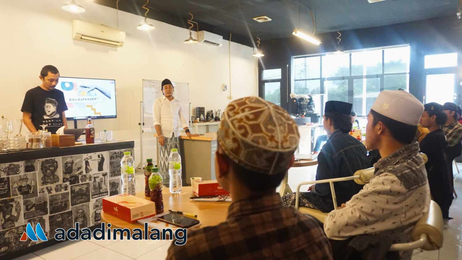 Pengurus PWNU Jawa Timur, KH Ahmad Romo Soeroso saat menyampaikan sambutan dan harapannya terkait dengan pelaksanaan pelatihan Barista yang diikuti para santri di Malang Raya ini (Foto : Agus Yuwono) 