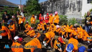 Para siswa SD Islam Mohammad Hatta Kota Malang saat menanam Jahe di taman garuda Wonosari Go Green (WNS) pagi tadi (Foto : Agus Yuwono)