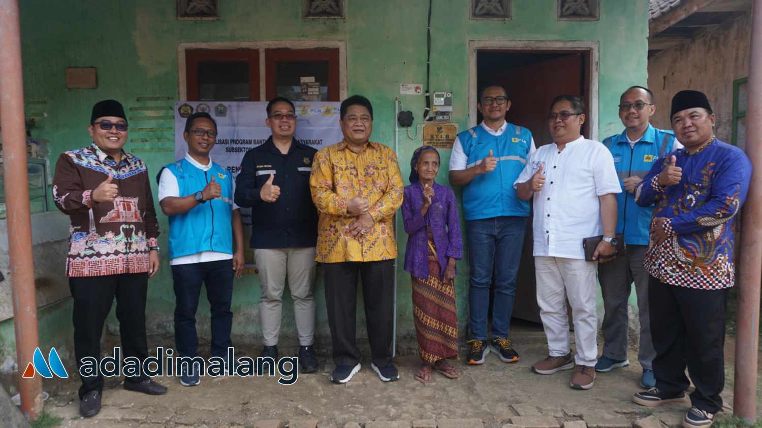 Anggota Komisi VII DPR RI bersama Perwakilan Dirjen Ketenagalistrikan dan PLN serta Pemilik Rumah usai penyalaan pertama lampu rumah yang mendapat bantuan BPLB (Foto : Agus Yuwono)