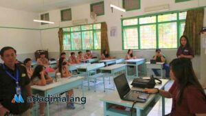 Perwakilan Perguruan Tinggi tengah melakukan presentasi di kelas-kelas sesuai minat dan bidang yang dipilih para siswa SMAK Kosayu Malang (Foto : Agus Yuwono)