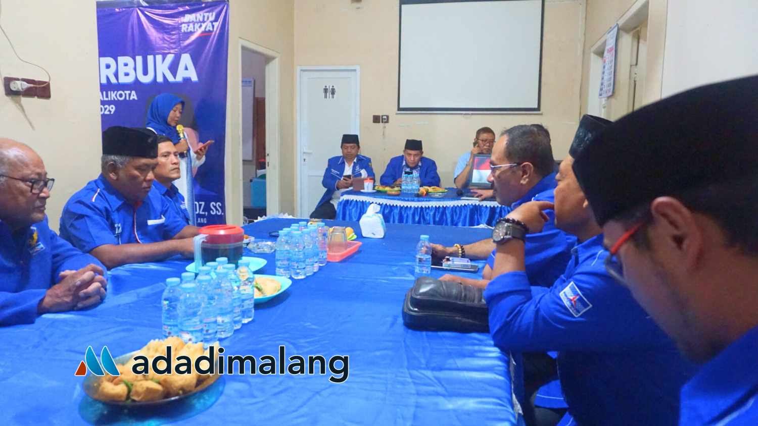 Sejumlah Pengurus dan kader Partai Demokrat Kota Malang melakukan kunjungan ke kantor DPD Partai Amanat Nasional (PAN) kota Malang untuk membahas penguatan Pemenangan Paslon Abah- Anton-Dimyati dan Pasangan Khofifah-Emil (Foto : Agus Yuwono)