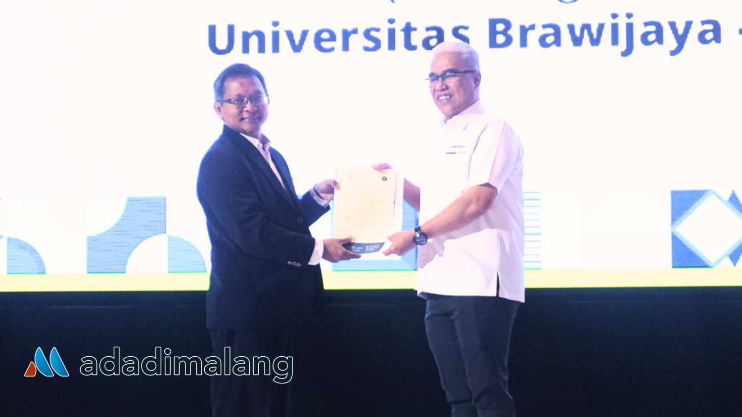 Dirut PIP menyerahkan PKS kepada Dekan Fakultas Vokasi universitas Brawijaya (Foto : Agus Yuwono)