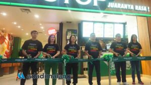 Pemotongan pita sebagai tanda dibukanya Gerai ke-74 Wingstop di lantai 3 MOG Kota Malang pagi tadi (Foto : Agus Yuwono)