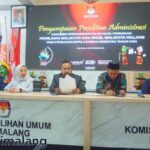 Ketua KPU Kota Malang M. Toyib menyampaikan Hasil Verifikasi Administrasi dari ketiga Bapaslon (Foto : Agus Yuwono)