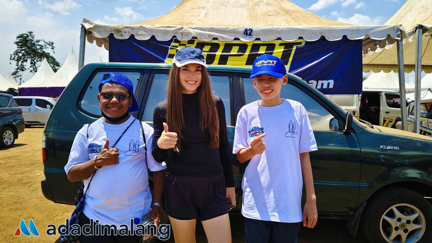 Beberapa penyandang disabilitas dari SLB YPAC Kota Malang bersama dengan peserta Kejuaraan Nasional Sprint Rally Putaran 6 di lokasi kejuaraan di Bedali Lawang hari ini (Foto : Ist) 