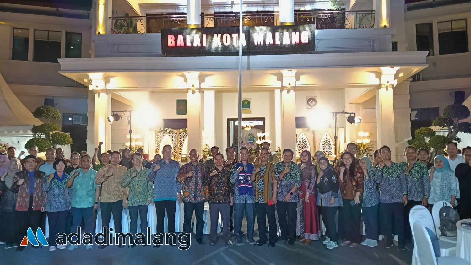 Para peserta Lokakarya Nasional tentang Pembangunan Berkelanjutan di UM saat berada di Halaman Balaikota Malang untuk mengikuti Perjamuan malam hari tadi (Foto : Agus Yuwono)