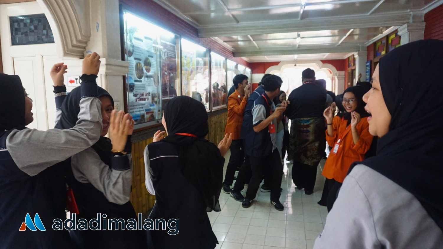 Berbagai permainan juga dilaksanakan selama kegiatan penerimaan kunjungan mahasiswa USIM di kampus ABM ini (Foto : Agus Yuwono) 
