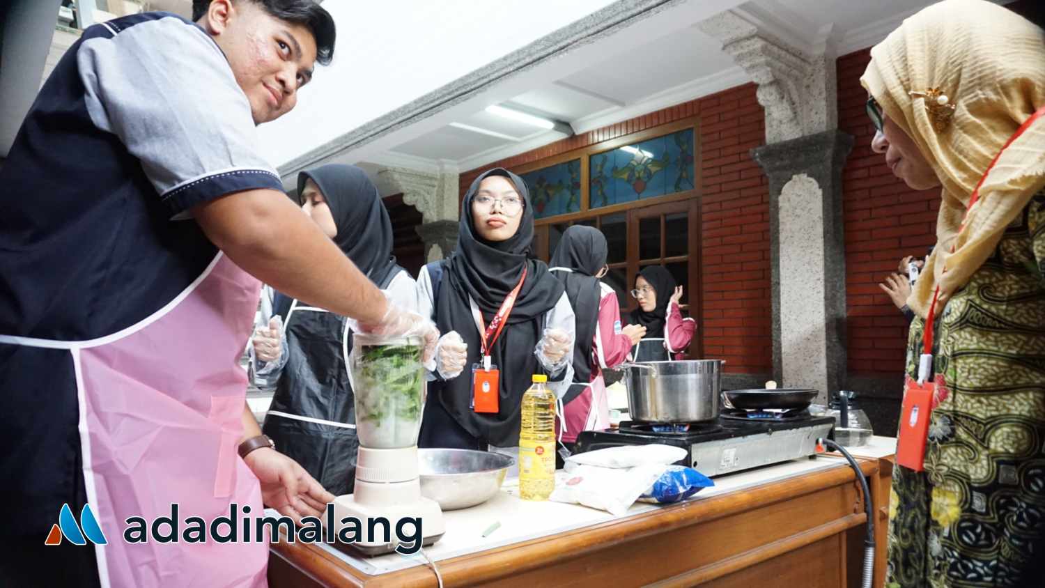 Tim Mahasiswa Universiti Sains Islam Malaysia (USIM) saat melakukan kegiatan masak bersama sore tadi (Foto : Agus Yuwono)