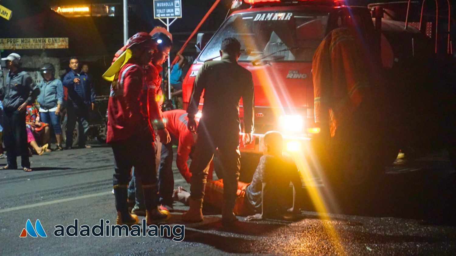 Salah satu petugas nampak mendapat pemeriksaan dari petugas PMI Kota Malang usai melakukan pemadaman kebakaran Pasar Comboran tadi malam (Foto : Agus Yuwono)