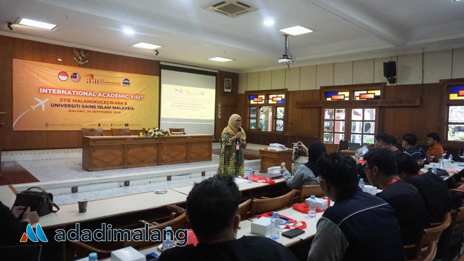 Ketua Kantor Urusan Internasional (KUI) STIE Malangkuçeçwara yakni Ir. Dwi Nita Aryani, MM., Ph.D., saat menjadi pemateri dalam kuliah dengan tema manajemen risiko (Foto : Agus Yuwono)