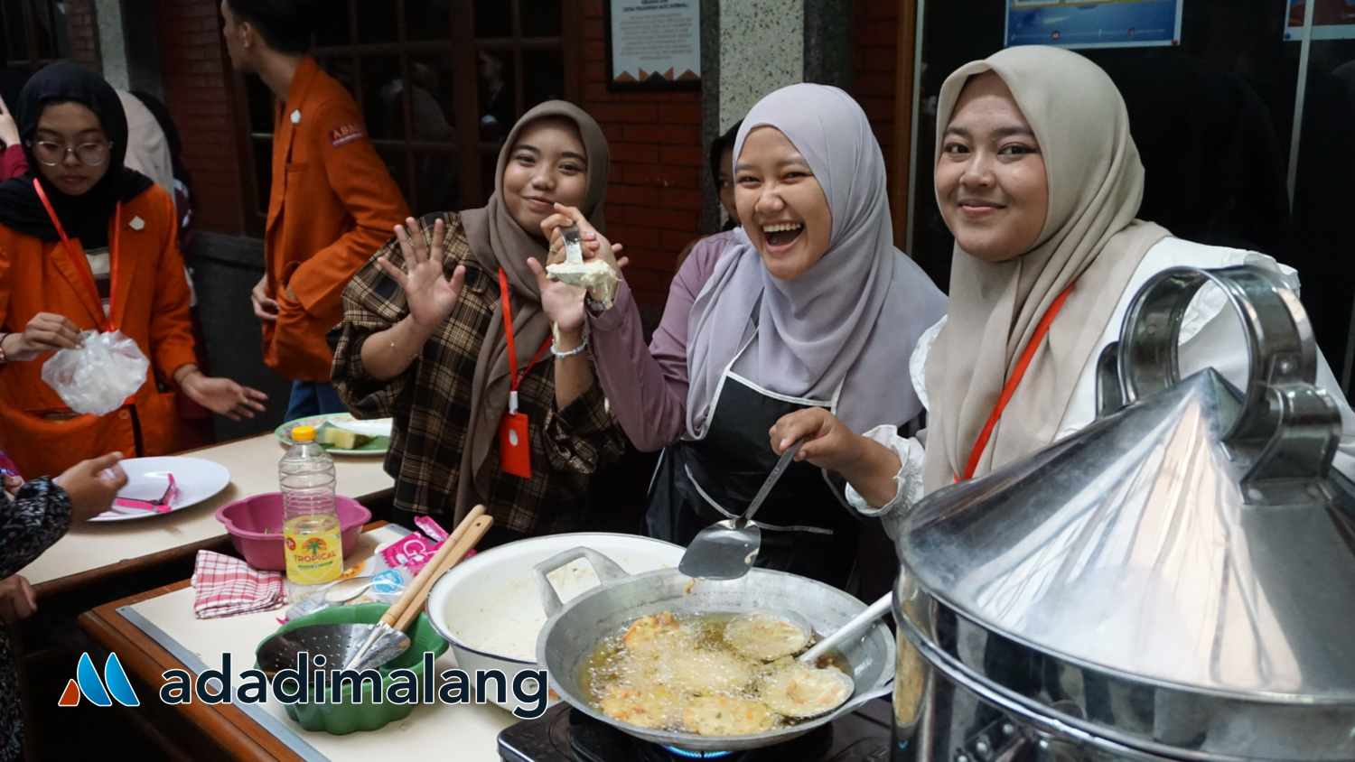 Tim mahasiswa STIE Malangkuçeçwara saat memasak bersama membuat dua jenis makanan khas Indonesia (Foto : Agus Yuwono) 