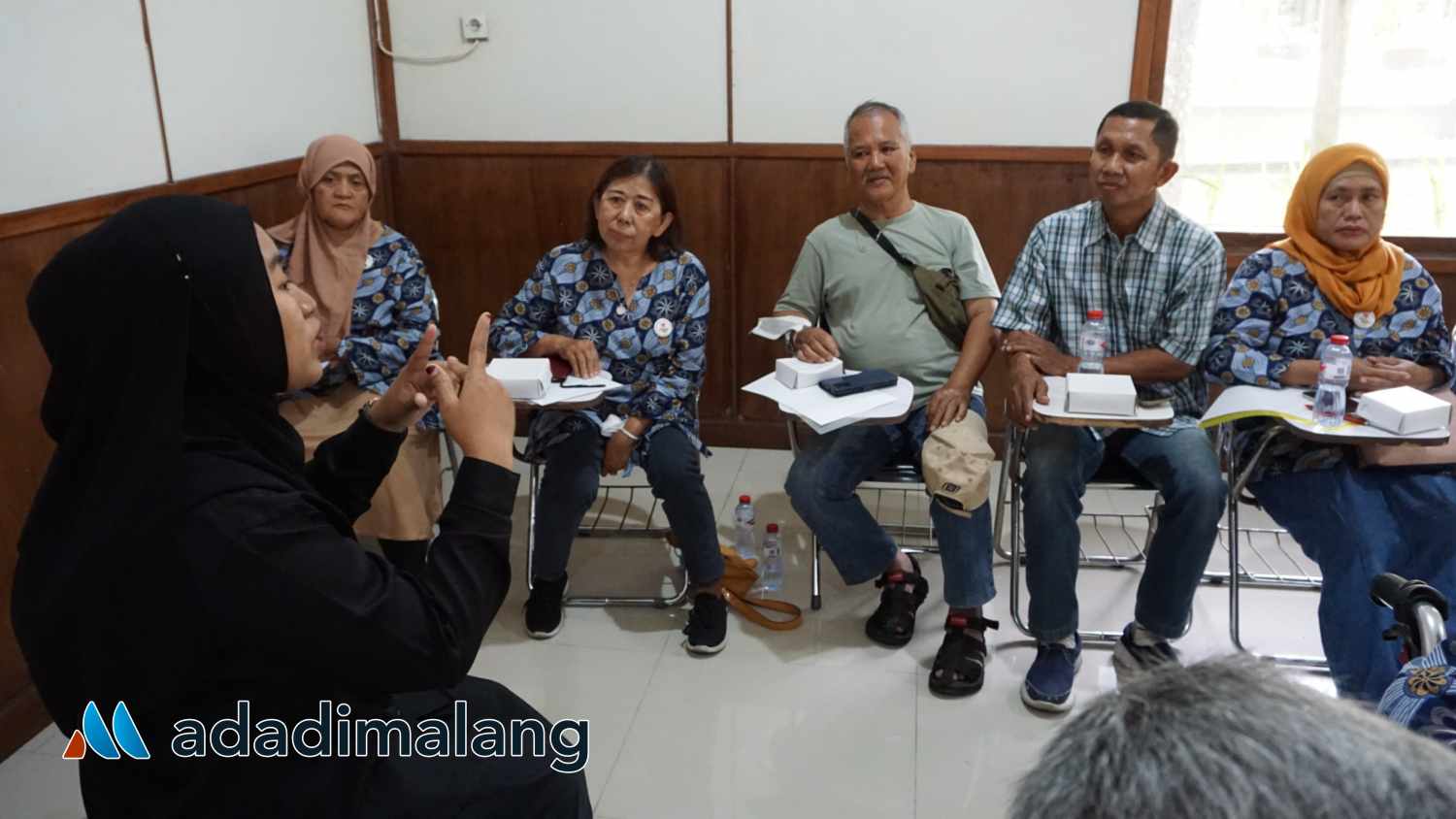 Dihadirkan pula penerjemah bahasa isyarata untuk membantu penyandang disabilitas yang tidak dapat mendengar untuk mampu memahami materi yang diberikan (Foto : Agus Yuwono)