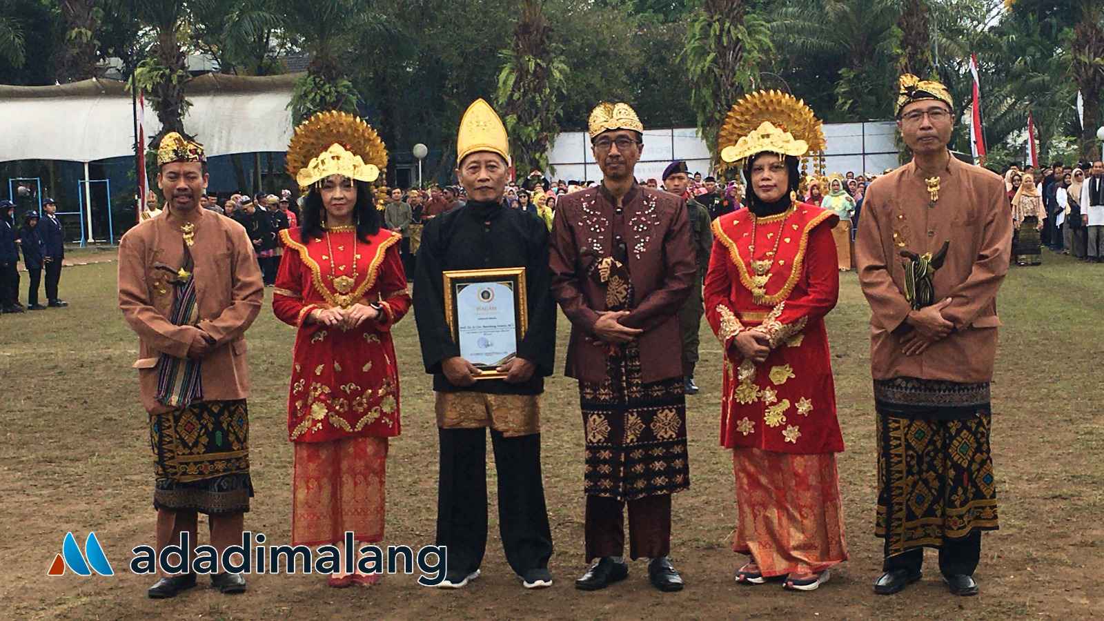 Direktur Politeknik Negeri Malang Ir. Supriatna Adhisuwignjo, ST., MT., dan Pimpinan POLINEMA berfoto bersama dengan Prof. Dr. Ir. Bambang irawan, MT., yang telah mengabdi lebih dari 40 tahun di POLINEMA (Foto : Agus Yuwono)