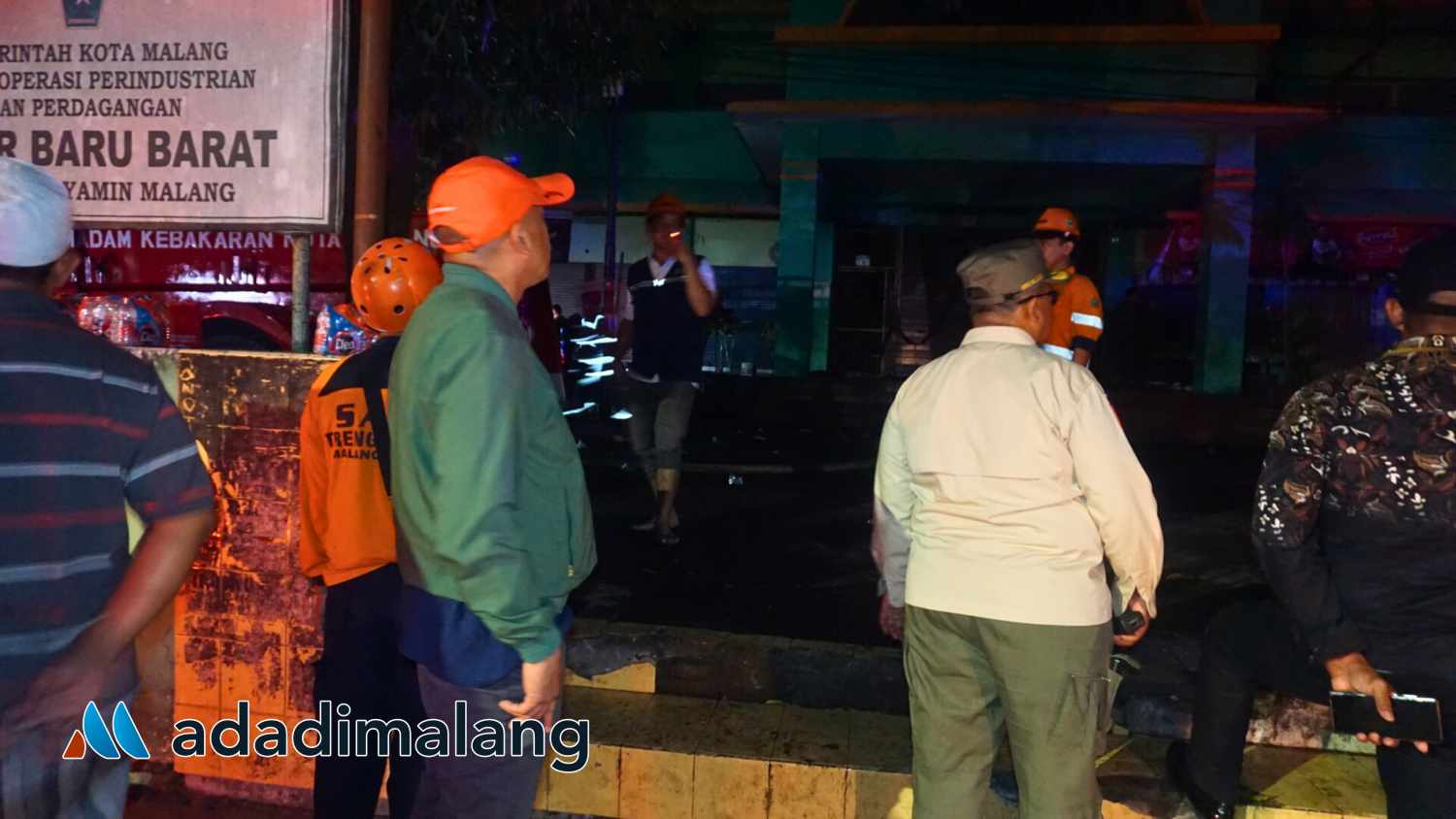 Sekretaris Daerah Kota Malang, Kepala Diskopindag dan Kasatpol PP Kota Malang juga nampak di lokasi memantau dan mengordinasikan terkait penanganan kebakaran Pasar Comboran malam tadi (Foto : Agus Yuwono)