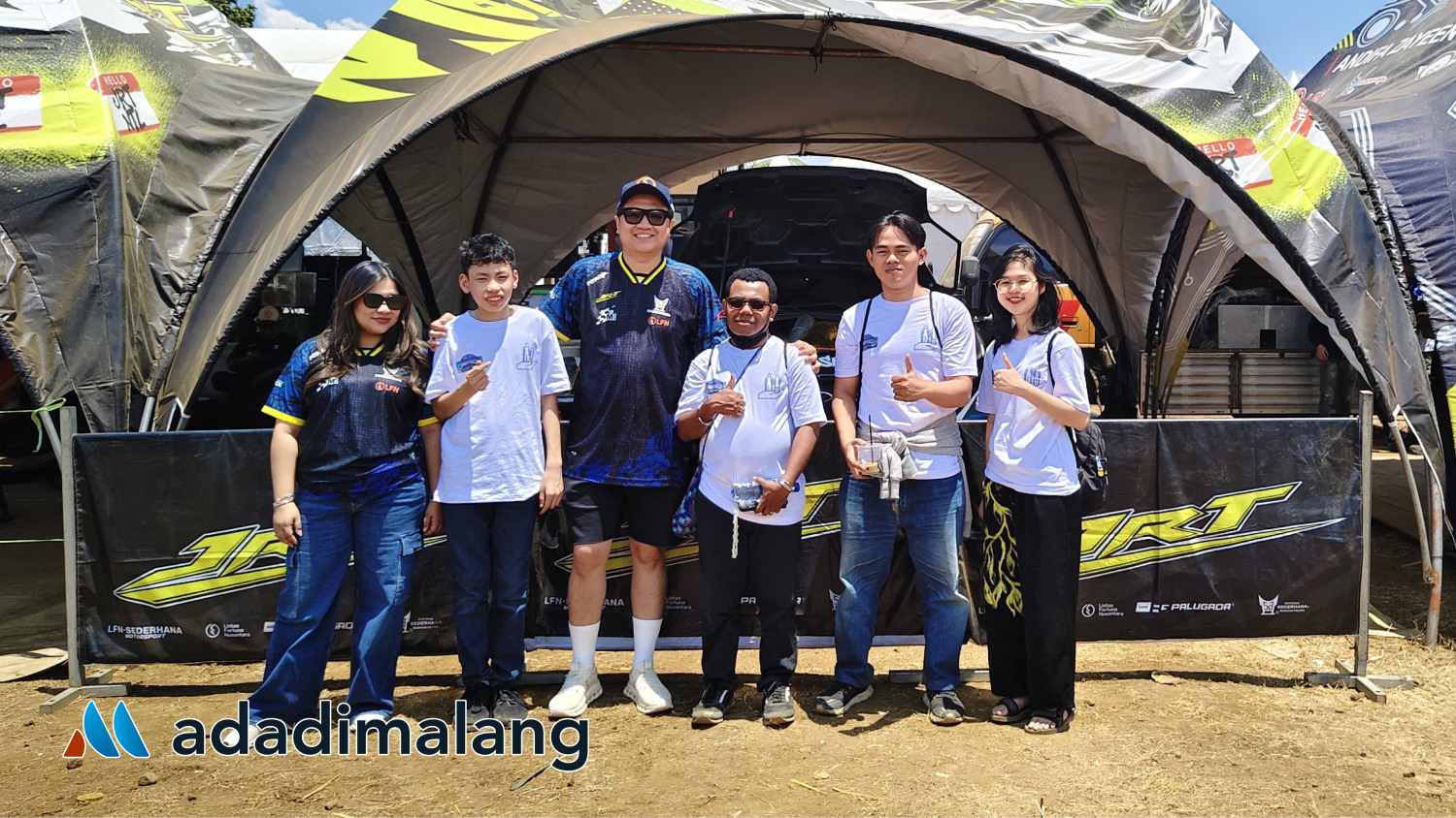 Beberapa penyandang disabilitas dari SLB YPAC Kota Malang bersama dengan peserta Kejuaraan Nasional Sprint Rally Putaran 6 di lokasi kejuaraan di Bedali Lawang hari ini (Foto : Ist) 