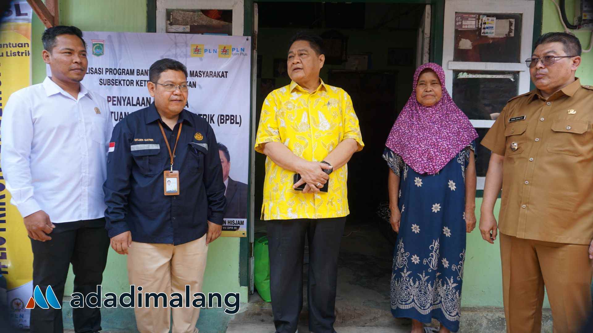 Rumah Sutilah mendapatkan Bantuan Pasang Baru listrik (BPBL) dan siang tadi dinyalakan untuk pertama kalinya (Foto : Agus Yuwono)