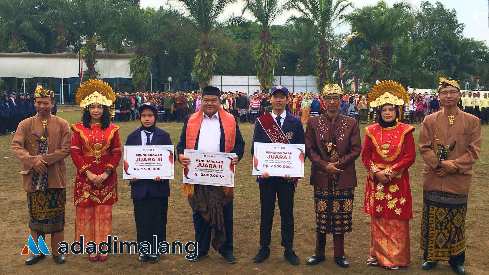 Civtas Akademika POLINEMA yang berprestasi mendapatkan apresiasi dari pihak kampus di momen Upacara Bendera Hari Kemerdekaan Ke-79 Republik Indonesia (Foto : Agus Yuwono)