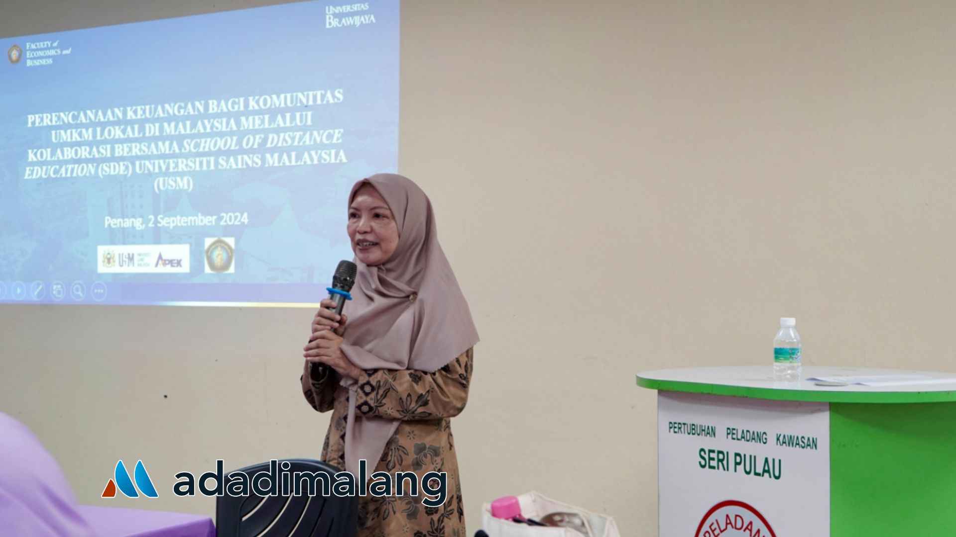 Dosen Senior Fakultas Ekonomi dan Bisnis Universitas Brawijaya (FEB UB), Risna Wijayanti, SE., M.M., Ph.D. saat mengisi materi pelatihan untuk para pelaku UKM di Balik Pulau Penang Malaysia (Foto : Ist)