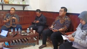 Ketua Tim Peneliti Perilaku Pemilih di Era Digital Unversitas Brawijaya, Andhyka Muttaqin, SAP., MPA., saat menyampaikan hasil penelitiannya dalam kegiatan BONSAI Humas UB (Foto : Agus Yuwono)