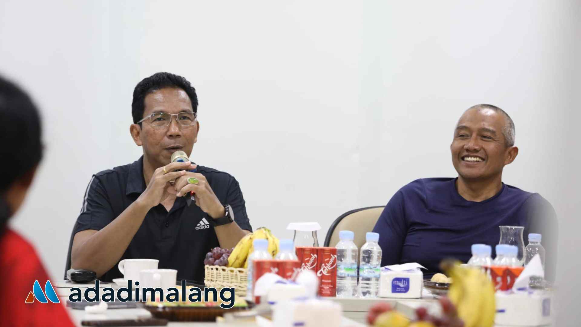 Sekretaris Jenderal (Sekjen) Ombudsman RI, Dr. Suganda Pandapotan Pasaribu, A.P, M.Si., memberikan apresiasi kepada pelayanan yang diberikan di Mall Pelayanan publik (MPP) Merdeka Kota Malang (Foto : Ist)