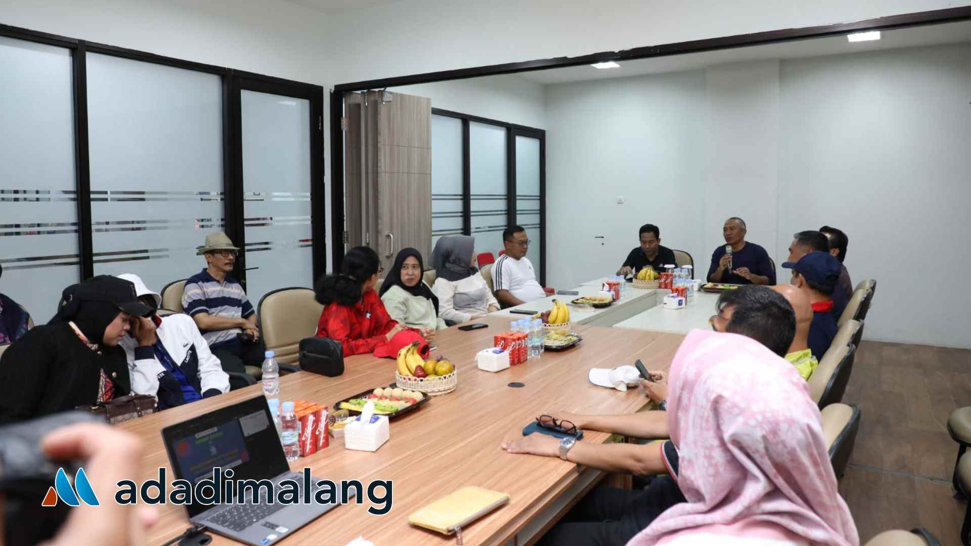 Sekretaris Jenderal (Sekjen) Ombudsman RI, Dr. Suganda Pandapotan Pasaribu, A.P, M.Si., saat mengikuti kegiatan diskusi bersama terkait pelayanan publik di kota Malang (Foto : Ist)