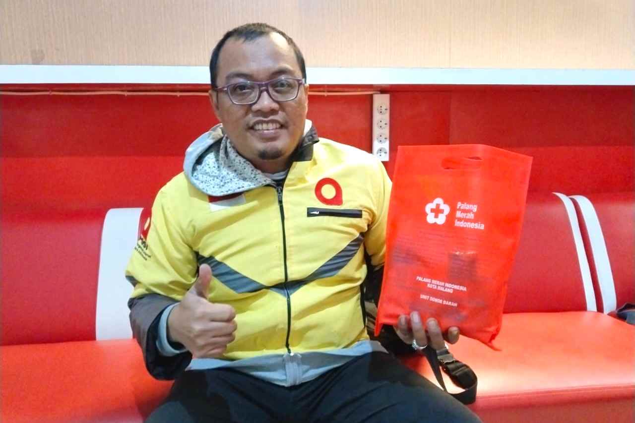 Salah satu driver Maxim turut serta dalam kegiatan donor darah PMI Kota Malang untuk membantu warga masyarakat yang membutuhkan bantuan darah (Foto : Ist)