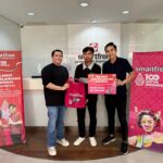(ki-ka) Jimmy Tambunan, Regional Head South East Java Bali Nusra; Pelanggan Smartfren Hamdan; Andrew Sardana Regional Gallery and Modern Channel (Foto : Ist)