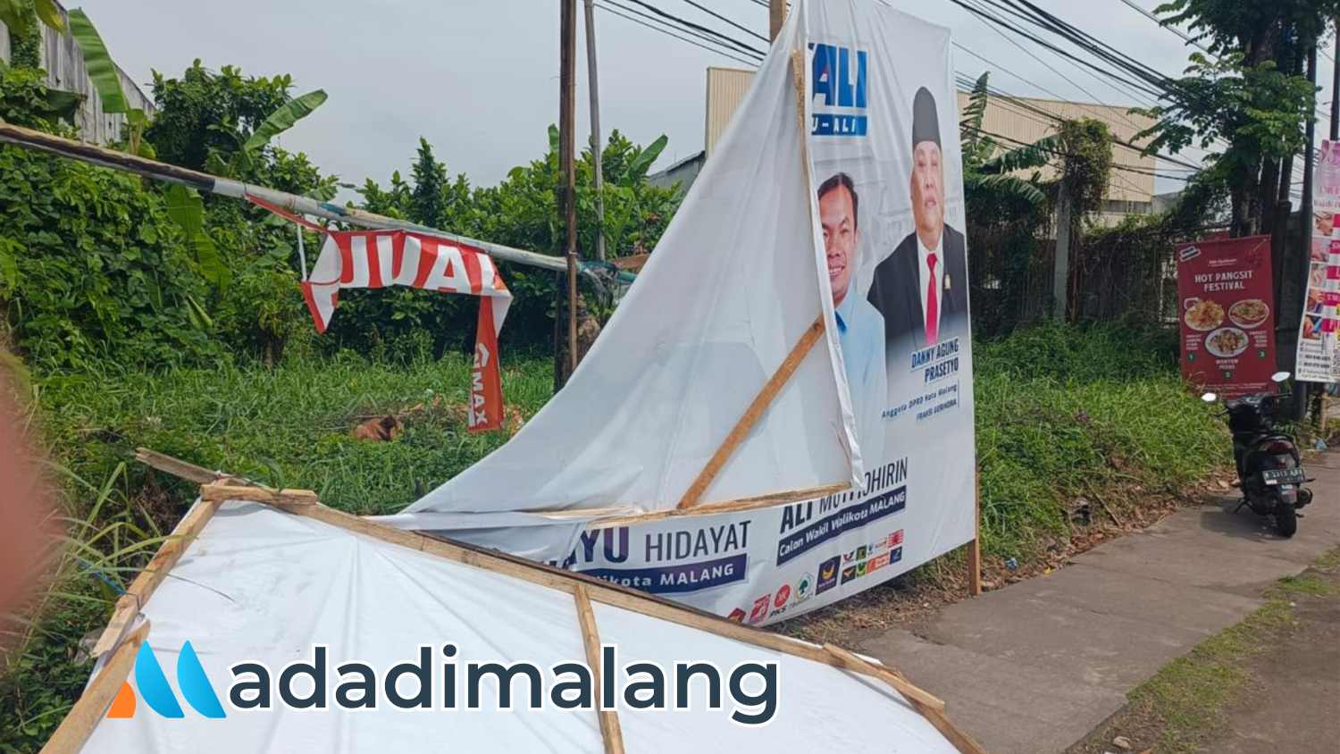 Baliho Paslon Wahyu Hidayat-Ali Muthohirin (WALI) nampak rubuh dan rusak karena perbuatan Orang Tak Dikenal (Foto : Ist)