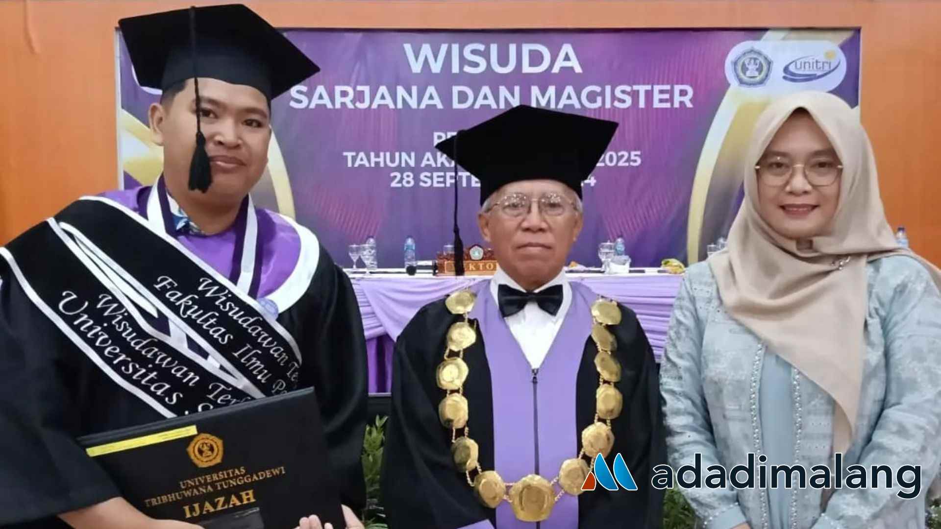 Rektor UNITRI Malang, Prof. Ir. Eko Handayanto, M. SC., Ph. D., bersama salah satu wisudawan terbaik UNITRI Dzakwan Arif Prasetya, S.Pd.