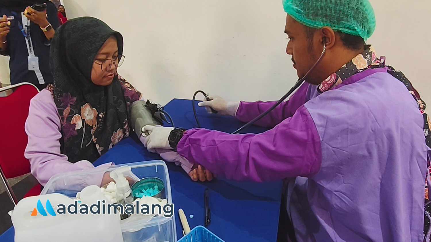 Sebelum mengikuti donor darah, peserta harus diperiksa apakah kondisinya memungkinkan atau tidak untuk mendonorkan darahnya (Foto : Agus Yuwono) 